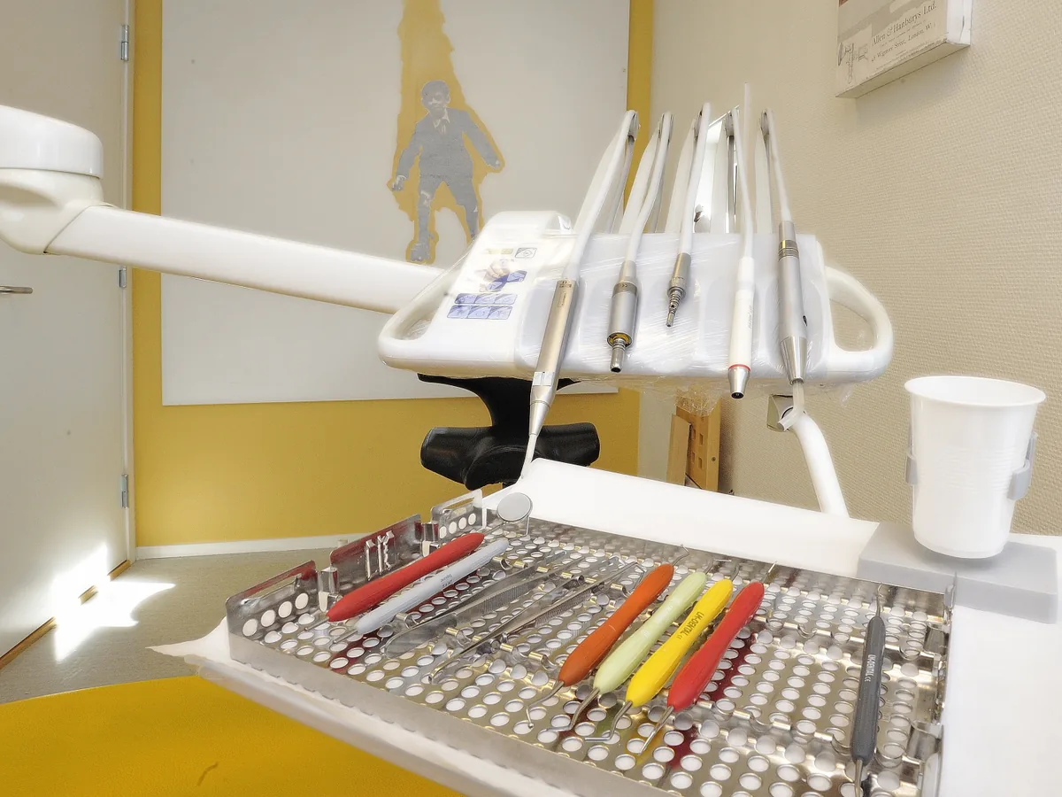 Instrumenter klargjort i behandlingsrommet