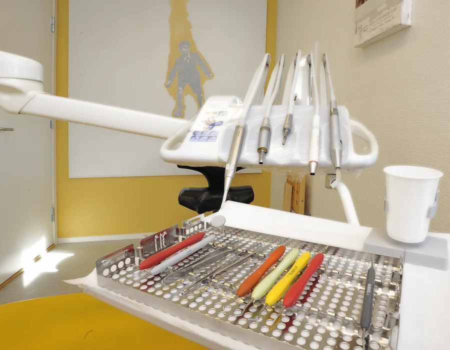 Instrumenter klargjort i behandlingsrommet