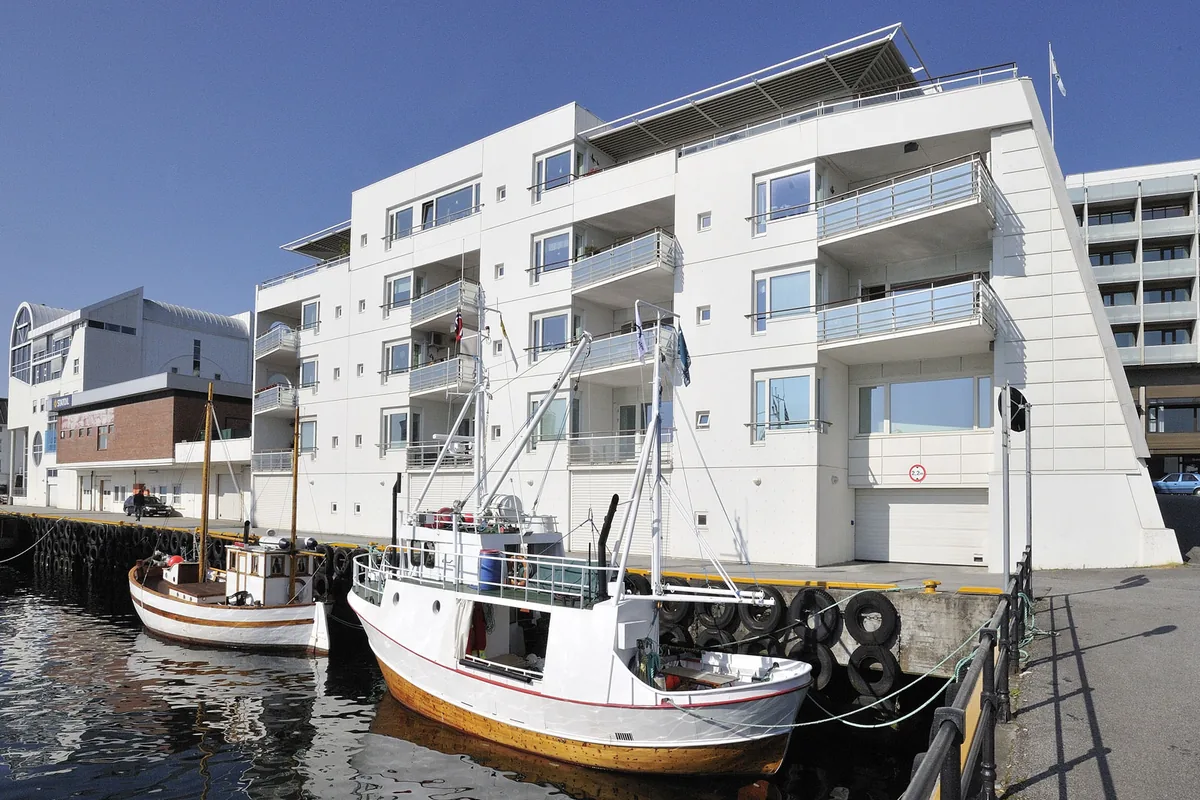 Molde Brygge sett fra kaia, der Tannlegekontoret Molde Brygge holder til